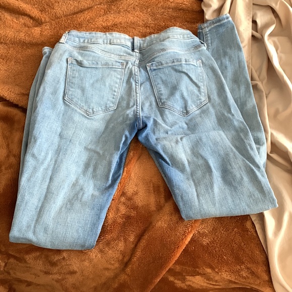 tight fit, flower decals and one rip on the left leg - Picture 2 of 2